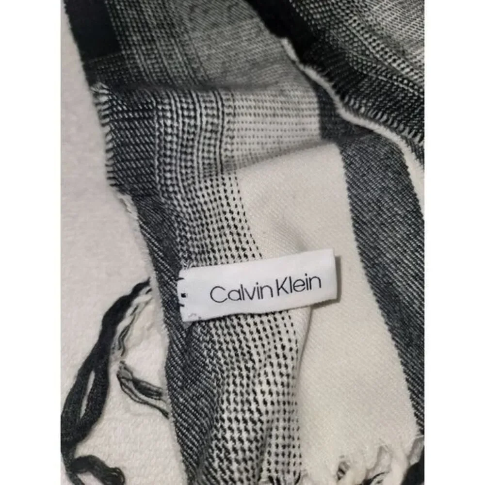 Calvin Klein Ombre Plaid Blk/Wht‎ Fringe Unisex Winter Cold Weather Accessory